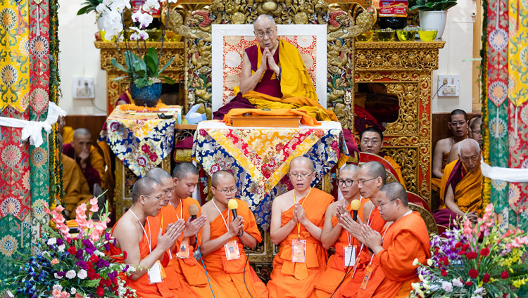 ツクラカンで行われた法話会2日目の冒頭で、上座部仏教の伝統に基づき、十波羅蜜の礼讃偈をパーリ語で唱えるタイの僧侶たち。2018年9月5日、インド、ヒマーチャル・プラデーシュ州ダラムサラ（撮影：テンジン・チュンジョル / 法王庁）