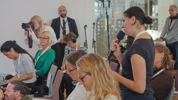 マルメで行われた記者会見で、ダライ・ラマ法王に質問する記者。2018年9月12日、スウェーデン、マルメ（撮影：ジェレミー・ラッセル / 法王庁）