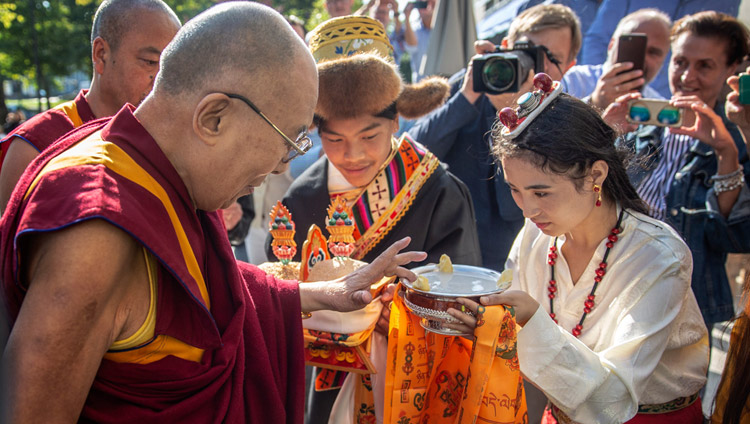 ホテルに到着されたダライ・ラマ法王を伝統に従って歓迎する地元のチベット人たち。2018年9月14日、オランダ、ロッテルダム（撮影：イェッペ･シルデル）