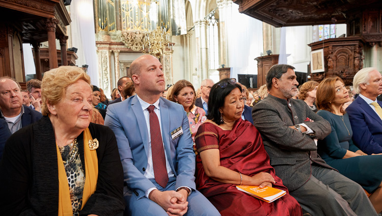 「ロボットとテレプレゼンス」のセッションで、ダライ・ラマ法王のお話に聞き入る参加者たち。2018年9月15日、オランダ、アムステルダム（撮影：オリビエ・アダム）