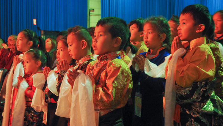 チベット人会の人々との会見に先立ち、ダライ・ラマ法王の長寿を祈って歌を披露するチベット人の子どもたち。2018年9月16日、オランダ、ロッテルダム（撮影：ジェレミー・ラッセル）