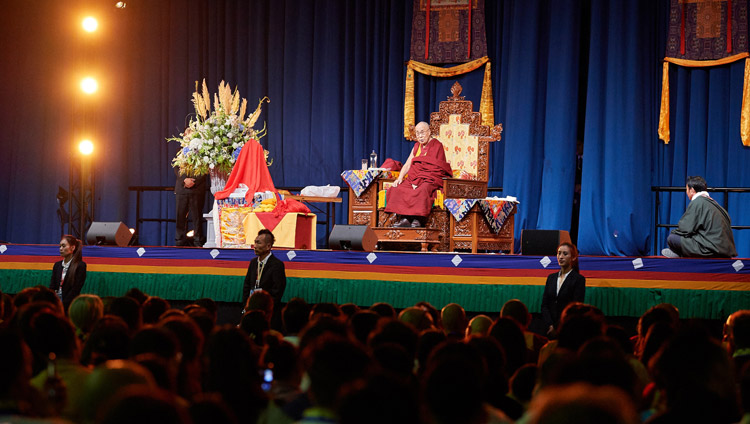 オランダ、ベルギー、イギリス、スペイン、オーストリアから集まった5,000人以上のチベット人会の人々に向けてお話をされるダライ・ラマ法王。2018年9月16日、オランダ、ロッテルダム（撮影：オリビエ・アダム）