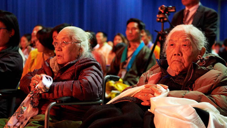 法王との謁見が行われたアホイ・コンベンション・センターで、法王のお言葉に耳を傾ける高齢のチベット人たち。2018年9月16日、オランダ、ロッテルダム（撮影：オリビエ・アダム）