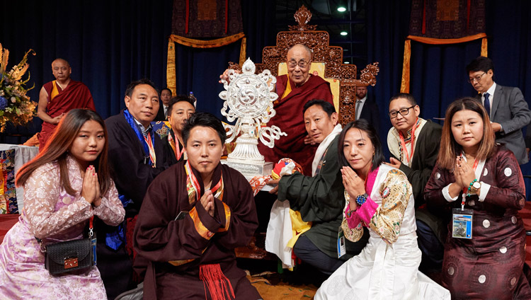 アホイ・コンベンション・センターで行われた謁見の際、ダライ・ラマ法王への感謝のしるしとしてオランダ・チベット人会から銀の宝輪が贈呈された。2018年9月16日、オランダ、ロッテルダム（撮影：オリビエ・アダム）