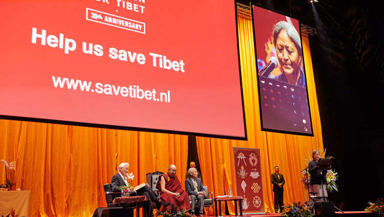 アホイ・コンベンション・センターで、ダライ・ラマ法王とリチャード・ギア氏を紹介するチベットのための国際キャンペーン（ICT）事務局長のツェリン・ジャンパ氏。2018年9月16日、オランダ、ロッテルダム（撮影：オリビエ・アダム）