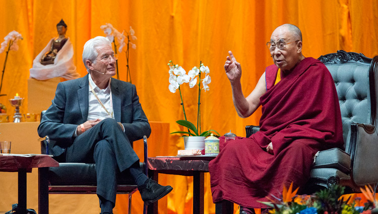 チベットのための国際キャンペーン（ICT）会長のリチャード・ギア氏とダライ・ラマ法王。2018年9月16日、オランダ、ロッテルダム（撮影：ユルイェン・ヨンカース）