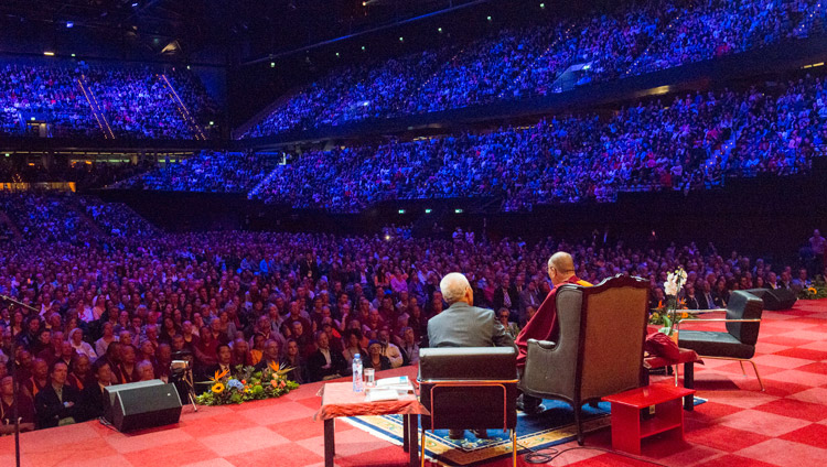 1万2千人の聴衆で満席となったアホイ・コンベンションセンターで講演をされるダライ・ラマ法王。2018年9月16日、オランダ、ロッテルダム（撮影：ユルイェン・ヨンカース）