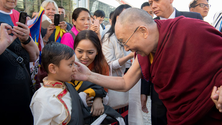 ダルムシュタットのホテルに到着され、チベット人の少年に声をかけられるダライ・ラマ法王。2018年9月18日、ドイツ、ダルムシュタット（撮影：マニュエル・バウアー）