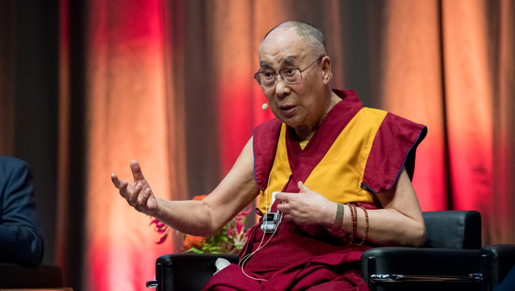 「チベット非暴力の抵抗」の会議でスピーチをされるダライ・ラマ法王。2018年9月19日、ドイツ、ダルムシュタット（撮影：マニュエル・バウアー）