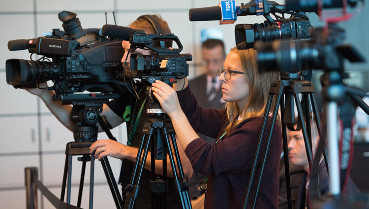 報道関係者との会見会場でダライ・ラマ法王にカメラを向けるジャーナリストたち。2018年9月21日、スイス、チューリッヒ（撮影：マニュエル・バウアー）