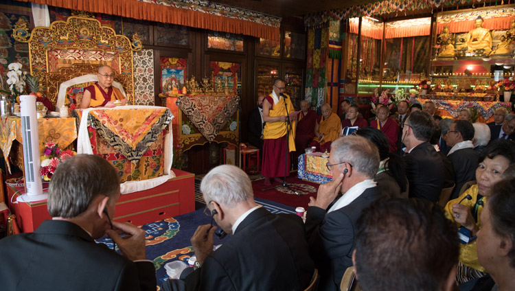 チベット・インスティチュート・リコン設立50周年を記念する宗教式典で歓迎のスピーチをするリコン僧院僧院長トゥプテン・レグモン師。2018年9月21日、スイス、リコン（撮影：マニュエル・バウアー）