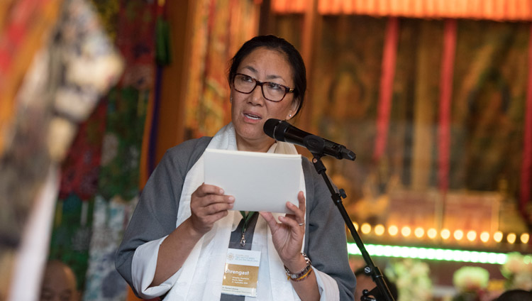 インスティチュート設立50周年記念宗教式典で歓迎のスピーチを行うチベット・インスティチュート・リコン（Tibetan Institute Rikon：TIR）会長カルマ・ドルマ・ロブサン博士。2018年9月21日、スイス、リコン（撮影：マニュエル・バウアー）