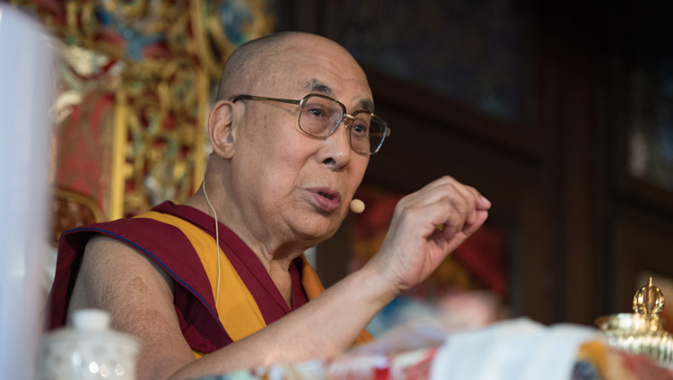 チベット・インスティチュート・リコン設立50周年記念宗教式典で、参加者に向かってお話をされるダライ・ラマ法王。2018年9月21日、スイス、リコン（撮影：マニュエル・バウアー）