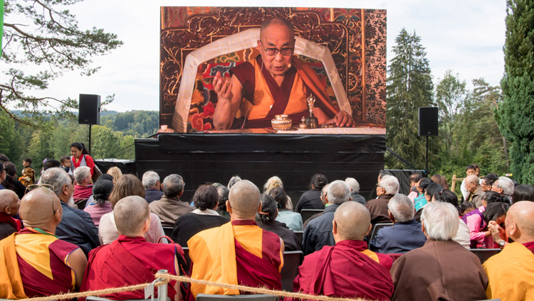 チベット・インスティチュート・リコン設立50周年記念宗教式典で、僧院の外の巨大スクリーンを見ながらダライ・ラマ法王のお話を聴く大勢の聴衆。2018年9月21日、スイス、リコン（撮影：マニュエル・バウアー）