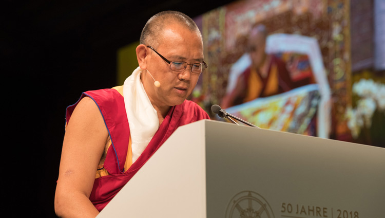 チベット・インスティチュート・リコン設立50周年記念式典開会のスピーチを行うTIRの僧院長トゥプテン・レグモン師。2018年9月22日、スイス、ヴィンタートゥール（撮影：マニュエル・バウアー）