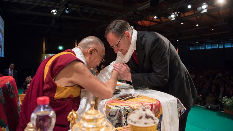 記念式典でスピーチをしたチベットの古い友人であり、チューリッヒ地区代表を務めるマリオ・フェア氏に謝意を伝えられるダライ・ラマ法王。2018年9月22日、スイス、ヴィンタートゥール（撮影：マニュエル・バウアー）