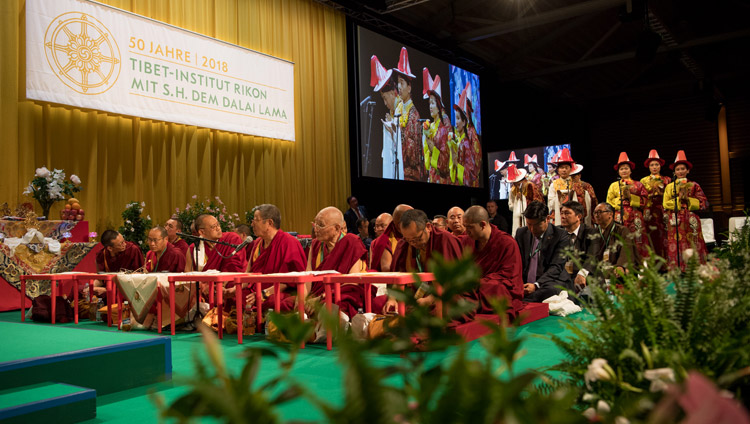 記念式典で、TIRの僧院長トゥプテン・レグモン師が作詞した歌を披露するチベット人の若者たち。2018年9月22日、スイス、ヴィンタートゥール（撮影：マニュエル・バウアー）