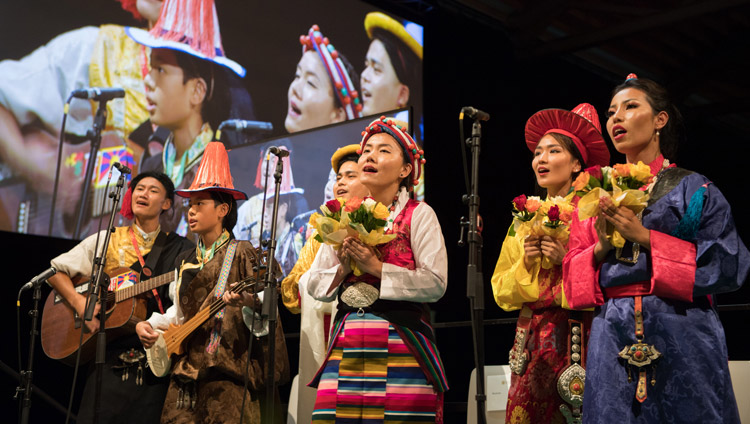 記念式典で伝統的な衣装を纏い、パフォーマンスを披露するチベット三域出身のアーティストたち。2018年9月22日、スイス、ヴィンタートゥール（撮影：マニュエル・バウアー）
