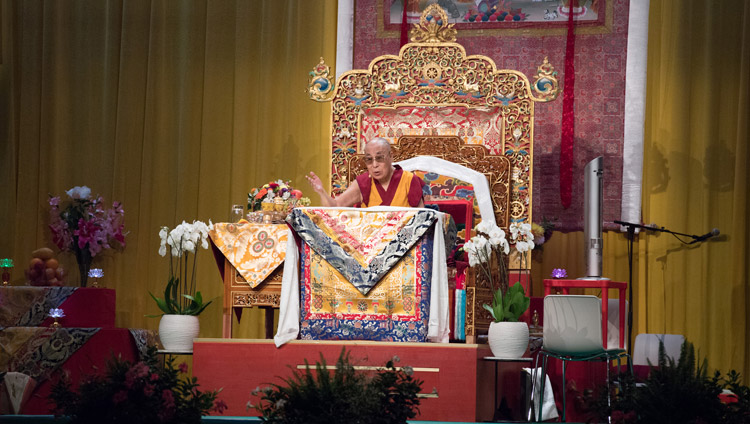 記念式典で聴衆に向けてお話をされるダライ・ラマ法王。2018年9月22日、スイス、ヴィンタートゥール（撮影：マニュエル・バウアー）