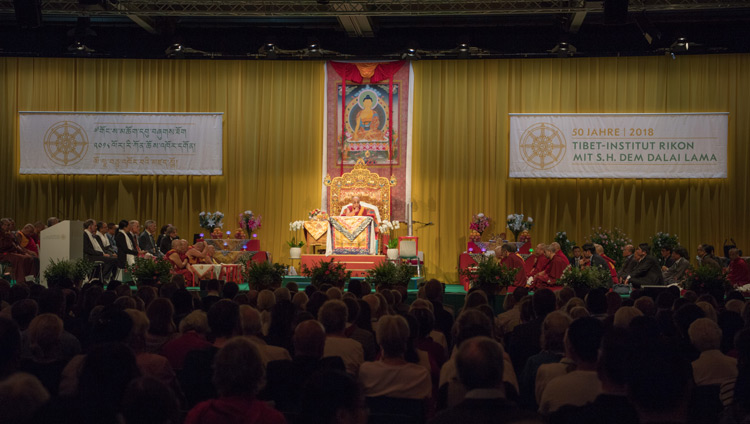 ダライ・ラマ法王がスピーチをされた記念式典会場のオイラッハハレ・アリーナの情景。2018年9月22日、スイス、ヴィンタートゥール（撮影：マニュエル・バウアー）
