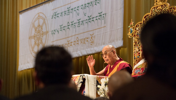 記念式典で聴衆に向けてお話をされるダライ・ラマ法王。2018年9月22日、スイス、ヴィンタートゥール（撮影：マニュエル・バウアー）