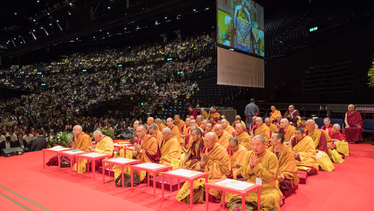 ダライ・ラマ法王の法話会でステージ上に座るチベット人の高僧たち。2018年9月23日、スイス、チューリッヒ（撮影：マニュエル・バウアー）