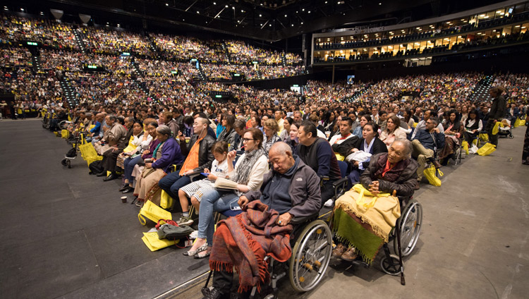 ダライ・ラマ法王による法話会場に集まった9,000人を超える聴衆。2018年9月23日、スイス、チューリッヒ（撮影：マニュエル・バウアー）