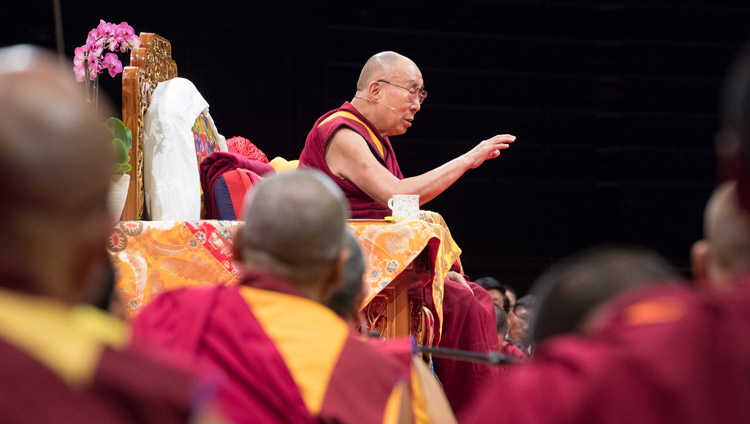 ハレンシュタディオンで地元のチベット人たちの謁見に応じられ、集まった6,000人を超える人びとにお話をされるダライ・ラマ法王。2018年9月23日、スイス、チューリッヒ（撮影：マニュエル・バウアー）
