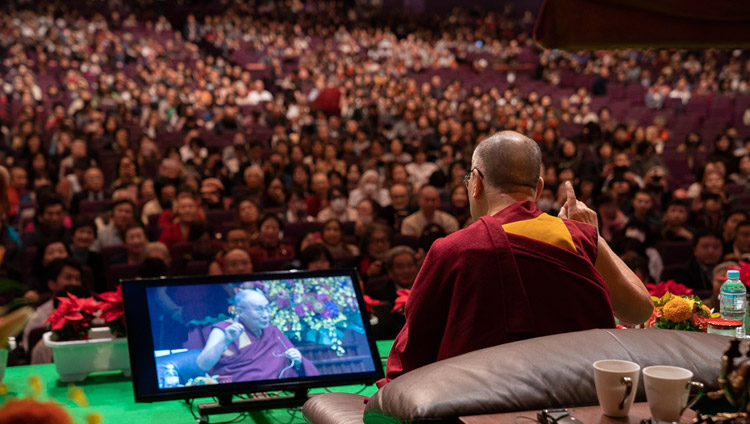 現代科学と仏教科学との対話で基調講演をされるダライ・ラマ法王。2018年11月16日、横浜（撮影：テンジン･チュンジョル / 法王庁）