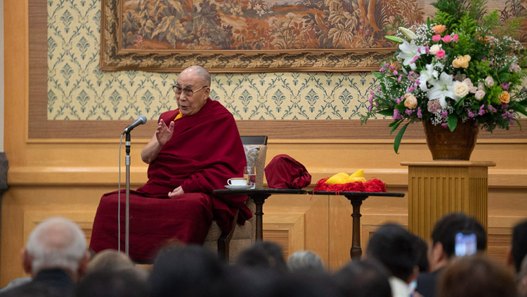 300人以上の在日チベット人とブータン人に向けてお話をされるダライ・ラマ法王。2018年11月20日、東京（撮影：テンジン・チュンジョル / 法王庁）