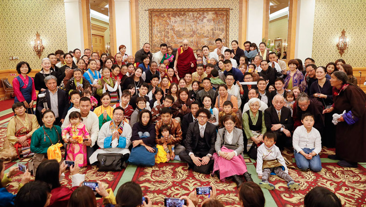 在日チベット人とブータン人の謁見が終了し、集合写真の撮影に応じられるダライ・ラマ法王。2018年11月20日、東京（撮影：テンジン・チュンジョル / 法王庁）