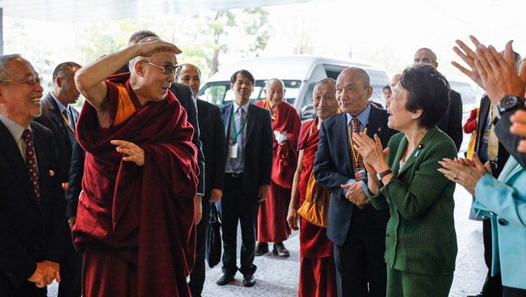 衆議院議員会館に到着され、超党派の「日本チベット議員連盟」の出迎えを受けられるダライ・ラマ法王。2018年11月20日、東京（撮影：テンジン・ジグメ）