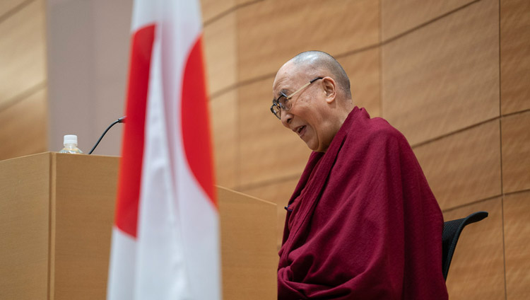 衆議院議員会館で、「日本チベット国会議員連盟」のメンバーに向けてスピーチをされるダライ・ラマ法王。 2018年11月20日、東京（撮影：テンジン・チョンジョル / 法王庁）