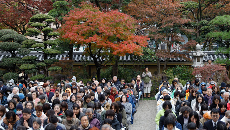 福岡の東長寺で行われた追悼法要で、ダライ・ラマ法王のお話に聴き入る1,500人の聴衆。2018年11月22日、福岡（撮影：テンジン･ジグメ / 法王庁）