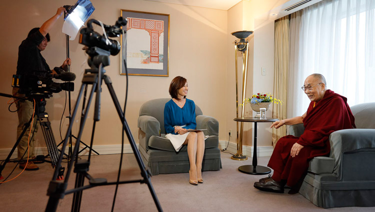 NHKの山澤里奈アナウンサーのインタビューに応じられるダライ・ラマ法王。2018年11月13日、日本、横浜（撮影：テンジン・ジグメ）