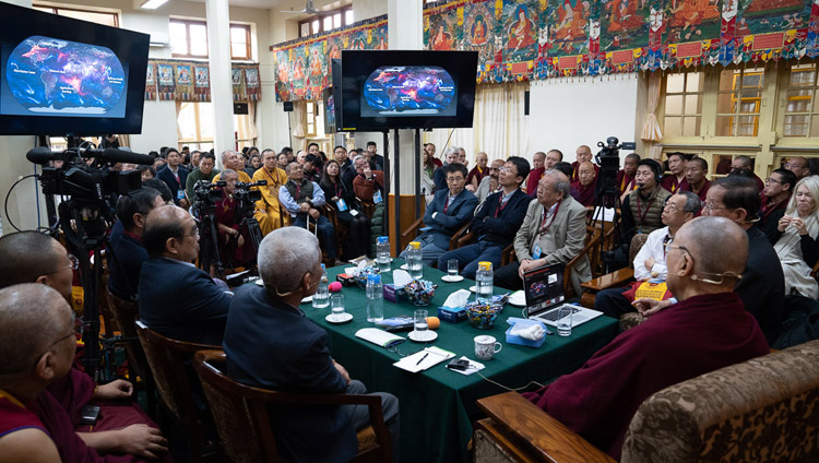 対話の3日目、「持続可能な惑星への挑戦と可能性」と題した李博士のプレゼンテーションをご覧になるダライ・ラマ法王と参加者たち。2018年11月3日インド、ヒマーチャル・プラデーシュ州ダラムサラ（撮影：テンジン・ジャンペル / 法王庁）