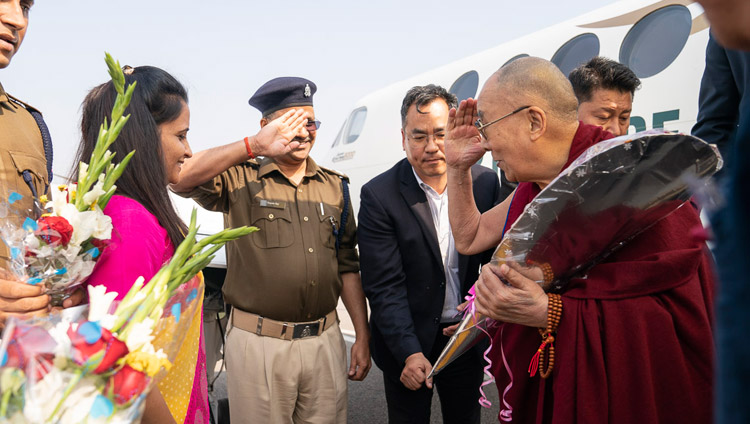 サンキサの近くにあるファルカーバード空港に到着されたダライ・ラマ法王。2018年12月2日、インド、ウッタル・プラデーシュ州サンキサ（撮影：テンジン・チュンジョル / 法王庁）