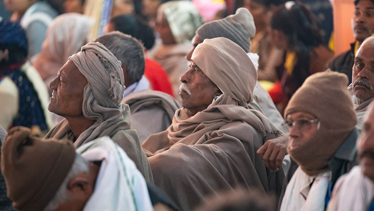 ダライ・ラマ法王による法話会のためにインド青年仏教会の広場に集まった1万5千人を越える参加者たち。2018年12月3日、インド、ウッタル・プラデーシュ州サンキサ（撮影：ロブサン・ツェリン / 法王庁）