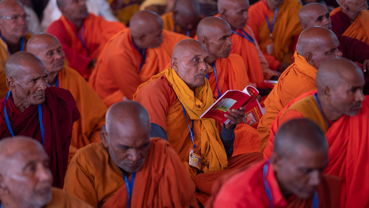 法話会の初日、ダライ・ラマ法王のお話に聞き入るインドの僧侶たち。2018年12月3日、インド、ウッタル・プラデーシュ州サンキサ（撮影：ロブサン・ツェリン / 法王庁）