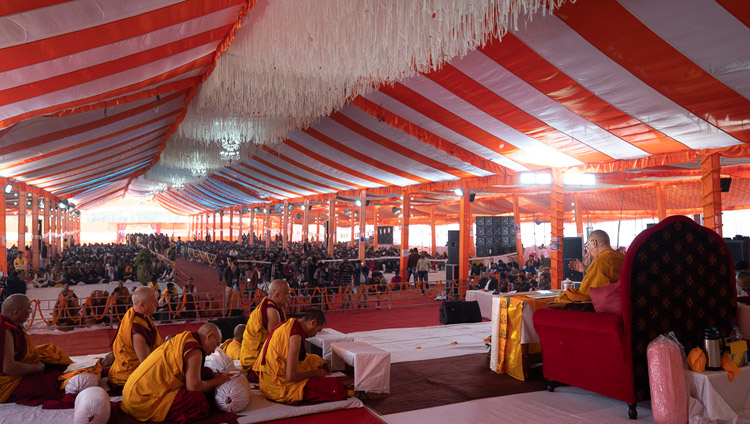 ダライ・ラマ法王による法話会会場としてインド青年仏教会の敷地に設けられたテントの中に1万5千人を越える参加者が集まった。2018年12月3日、インド、ウッタル・プラデーシュ州サンキサ（撮影：ロブサン・ツェリン / 法王庁）