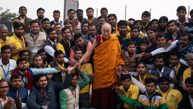 サンキサで開催された法話会の主催者、インド青年仏教会のメンバーとボランティアとの記念撮影に臨まれるダライ・ラマ法王。2018年12月5日 インド、ウッタル・プラデーシュ州サンキサ（撮影：ロブサン・ツェリン / 法王庁）