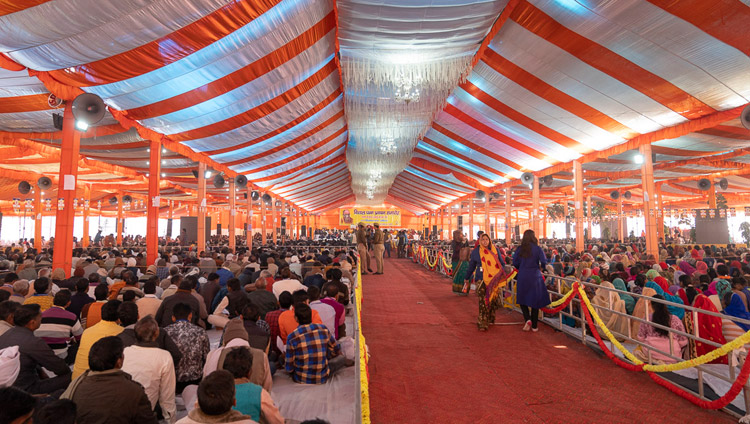 インド仏教青年会の広場に設けられたテントの後方からの情景。2018年12月5日 インド、ウッタル・プラデーシュ州サンキサ（撮影：ロブサン・ツェリン / 法王庁）