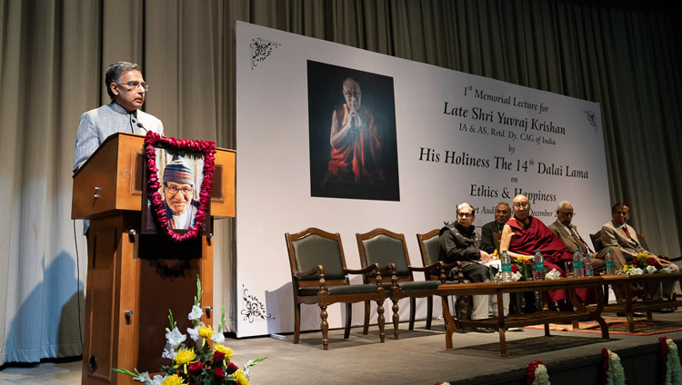 シリフォート講堂で開催された第1回ユヴラジ・クリシャン氏記念講演会の始めに、ダライ・ラマ法王を歓迎する子息のシリカント・クリシャン氏。2018年12月8日、インド、ニューデリー（撮影：ロブサン・ツェリン / 法王庁）