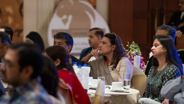 インド・リーダーシップ・カウンシルでダライ・ラマ法王のお話に聴き入る100人余りのビジネス・リーダーたち。2018年12月10日、インド、ニューデリー（撮影：テンジン・チュンジョル / 法王庁）