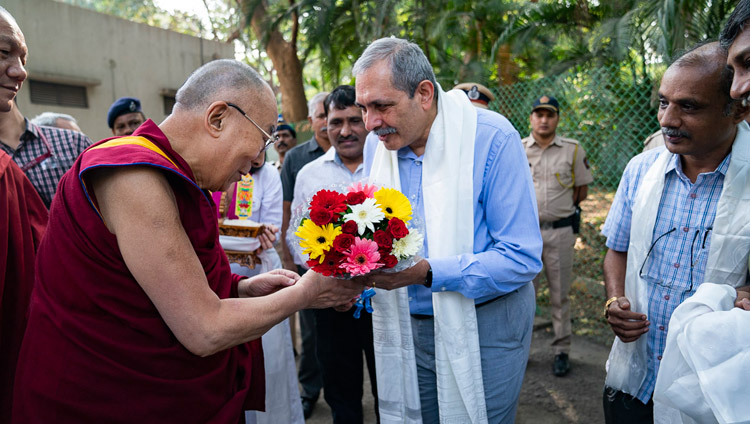インド工科大学ボンベイ校に到着されたダライ・ラマ法王を歓迎する学長のデヴァン・V・カカール博士。2018年12月14日、インド、ムンバイ（撮影：ロブサン・ツェリン / 法王庁）