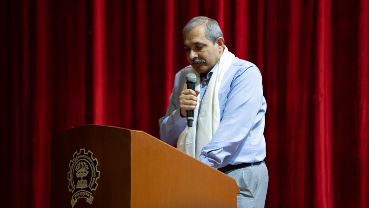 インド工科大学ボンベイ校のテクフェストで開催されたダライ・ラマ法王による講演会の冒頭で、歓迎のスピーチを行うディレクターのデヴァン・V・カカール博士。2018年12月14日、インド、ムンバイ（撮影：ロブサン・ツェリン / 法王庁）