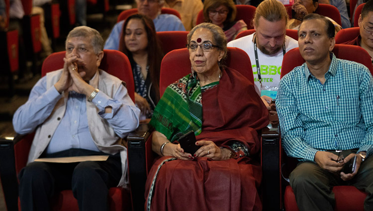 ダライ・ラマ法王のスピーチを楽しむ会場の参加者たち。2018年12月14日、インド、ムンバイ（撮影：ロブサン・ツェリン / 法王庁）