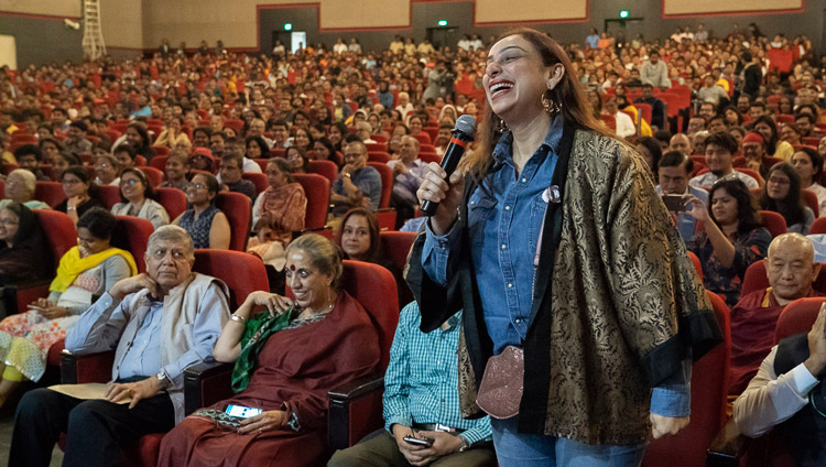 ダライ・ラマ法王に質問をする参加者。2018年12月14日、インド、ムンバイ（撮影：ロブサン・ツェリン / 法王庁）