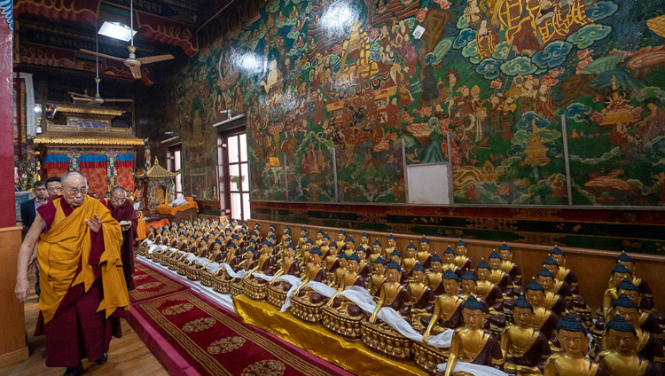 ガンデン・ペルゲ・リンで、新たに作られた200体以上の仏陀釈迦牟尼像を加持されるダライ・ラマ法王。2018年12月24日、インド、ビハール州ブッダガヤ（撮影：ロブサン・ツェリン / 法王庁）