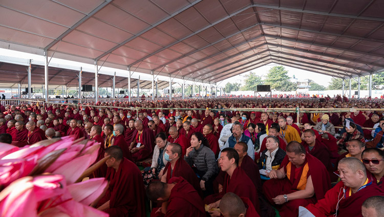 ダライ・ラマ法王の法話を聞くためにカーラチャクラ・グラウンドに集まったおよそ1万5千人の参加者たち。2018年12月24日、インド、ビハール州ブッダガヤ（撮影：ロブサン・ツェリン / 法王庁）